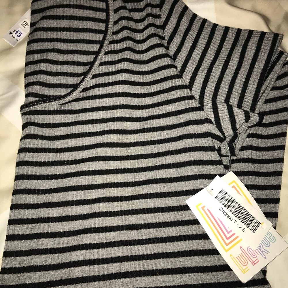 🆕 X Small LulaRoe Classic T